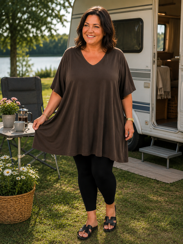 Pernille viskose T-shirt i A-shape med løs og luftig pasform, vist på model der er 168 cm høj og bruger størrelse 46/48. T-shirten er i en mørkebrun nuance og har korte, brede ærmer samt en flatterende V-hals, der giver et afslappet og feminint look. Den falder flot over kroppen og giver god bevægelsesfrihed, hvilket gør den ideel til både hverdag og komfortabel styling.

Billedet er genereret vha. AI-teknologi for at vise t-shirten på en person.