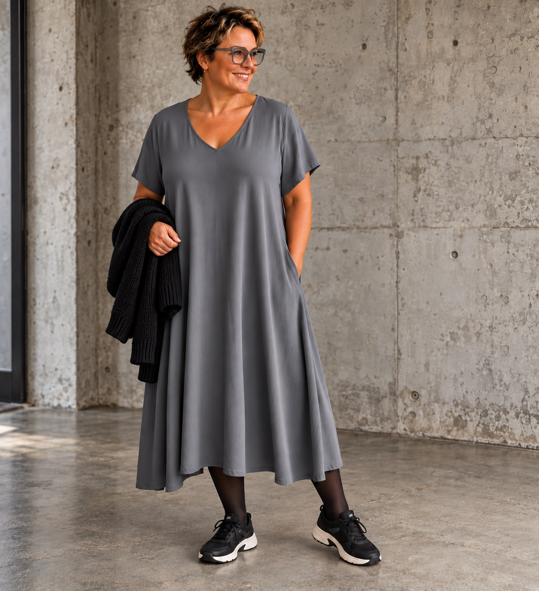 Pernille Kjole er en skøn og tidløs plus size kjole med en flot A-facon, der falder smukt og giver masser af bevægelsesfrihed. Den enkle silhuet gør kjolen nem at style til både hverdag og fest – brug den med sneakers eller sandaler til et afslappet look, eller tilsæt smykker og en let jakke for et mere elegant udtryk.

Kjolen er syet i en blød og behagelig viskosekvalitet, som føles let mod huden og falder flot uden at stramme. Den har en feminin V-hals, korte ærmer og en løs pasform, der klæder mange krop