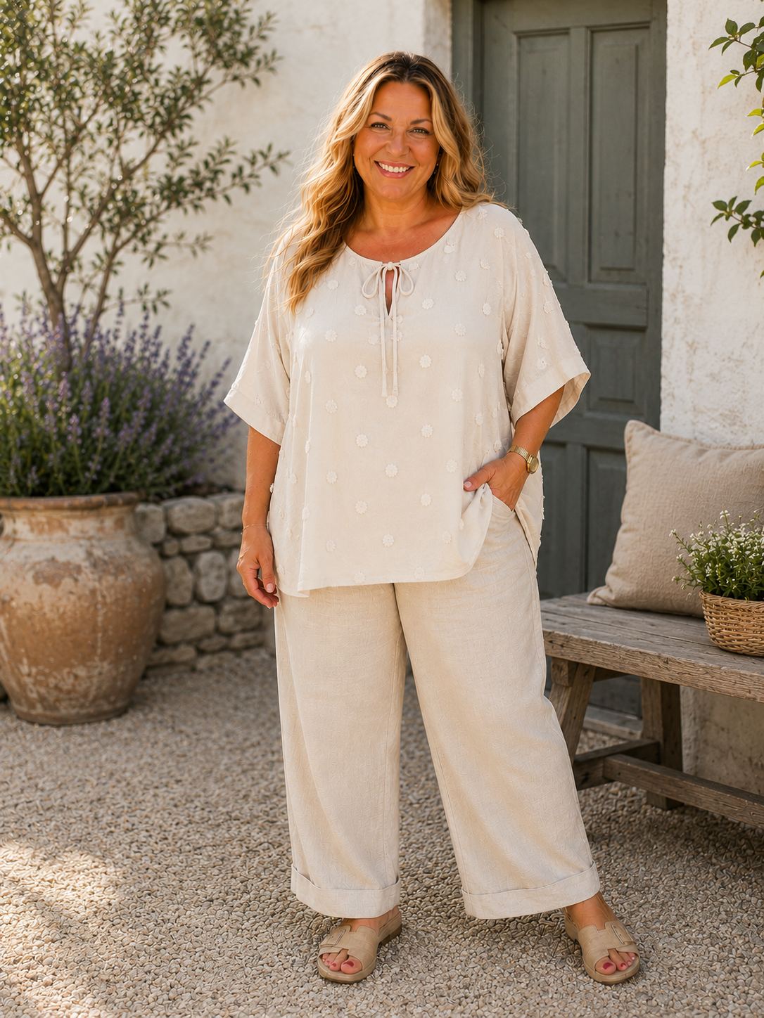 Pippi tunikaen er med sin tynde kvalitet og korte ærmer den perfekte tunika til sommeren. Den er smart med sine prikker og den finde detalje med bindbånd i hals. En smart plus size tunika du vil bruge år efter år. 

Billedet er genereret vha. AI-teknologi for at vise tunikaen på en person.