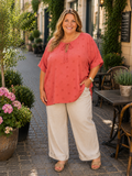 Pippi tunikaen er med sin tynde kvalitet og korte ærmer den perfekte tunika til sommeren. Den er smart med sine prikker og den finde detalje med bindbånd i hals. En smart plus size tunika du vil bruge år efter år. 

Billedet er genereret vha. AI-teknologi for at vise tunikaen på en person.