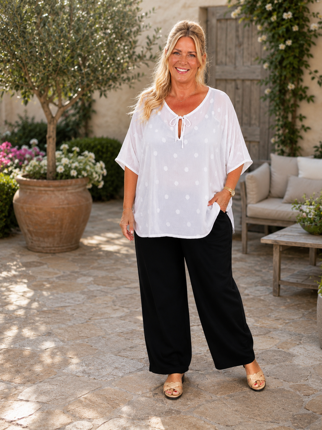 Pippi tunikaen er med sin tynde kvalitet og korte ærmer den perfekte tunika til sommeren. Den er smart med sine prikker og den finde detalje med bindbånd i hals. En smart plus size tunika du vil bruge år efter år. 

Billedet er genereret vha. AI-teknologi for at vise tunikaen på en person.