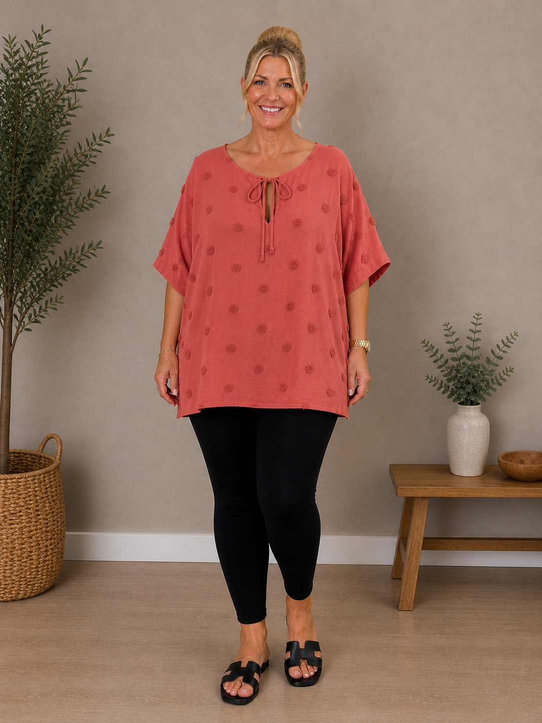 Den lækre plus size tunika i 100% bomuld. Den er smart med prikkerne og snøre ved halsen. 

Billedet er genereret vha. AI.