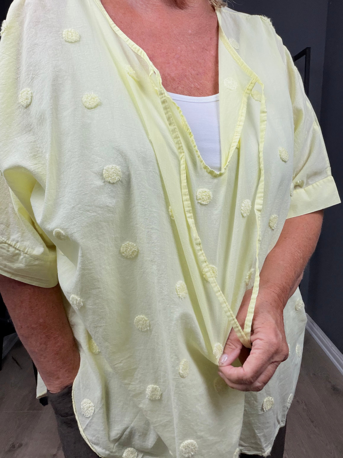 Den lækre plus size tunika i 100% bomuld. Den er smart med prikkerne og snøre ved halsen. 