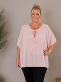 Den lækre plus size tunika i 100% bomuld. Den er smart med prikkerne og snøreved halsen. 

Billedet er genereret vha. AI.