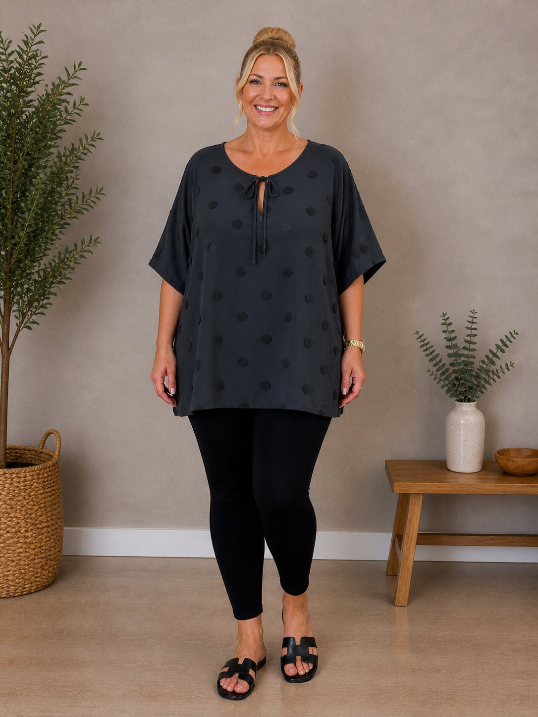 Den lækre plus size tunika i 100% bomuld. Den er smart med prikkerne og snøre ved halsen. 

Billedet er genereret vha. AI.