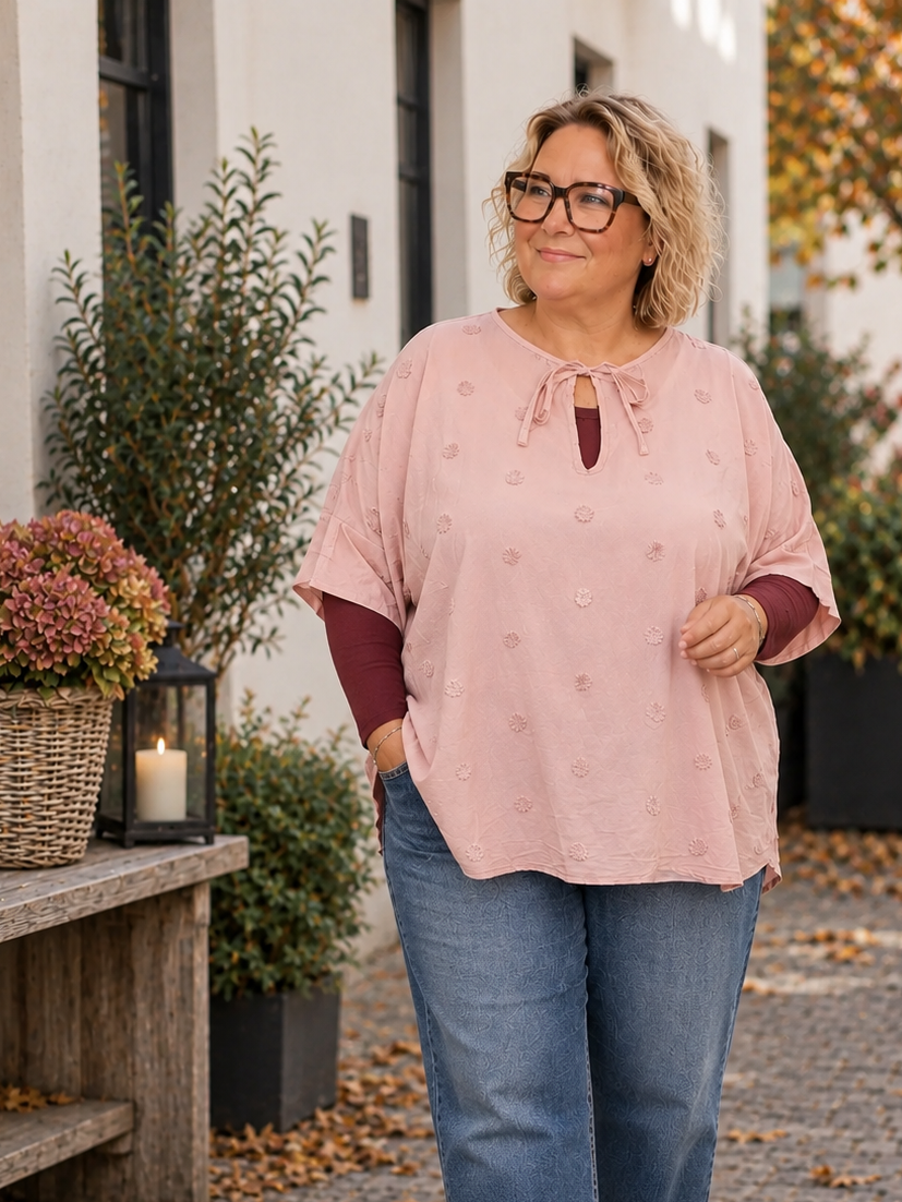 Pippi tunikaen er med sin tynde kvalitet og korte ærmer den perfekte tunika til sommeren. Den er smart med sine prikker og den finde detalje med bindbånd i hals. En smart plus size tunika du vil bruge år efter år. 

Billedet er genereret vha. AI-teknologi for at vise tunikaen på en person.
