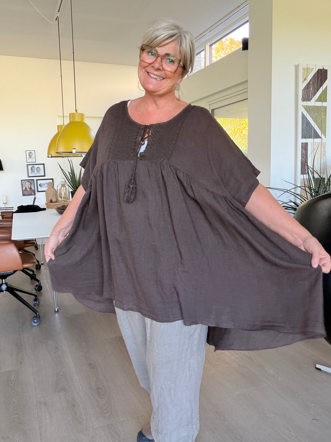 En feminin hør tunika til plus size kvinden som ønsker en smart tunika hvor komforten også er i højsædet. Den er perfekt til dig som fylder både for- og bagtil grundet den gode facon. 