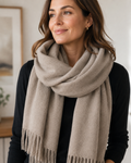 pasmina tørklæde her ses det i taupe men findes i mnge andre farver det er blødt lækker og varmt.