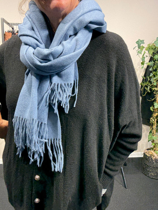 Lækker blødt vinter tørklæde som fåes i flere forskellig farver,det bedste ved dette tørklæde er at det er så blød varmt og dejligt uden at det kradser.