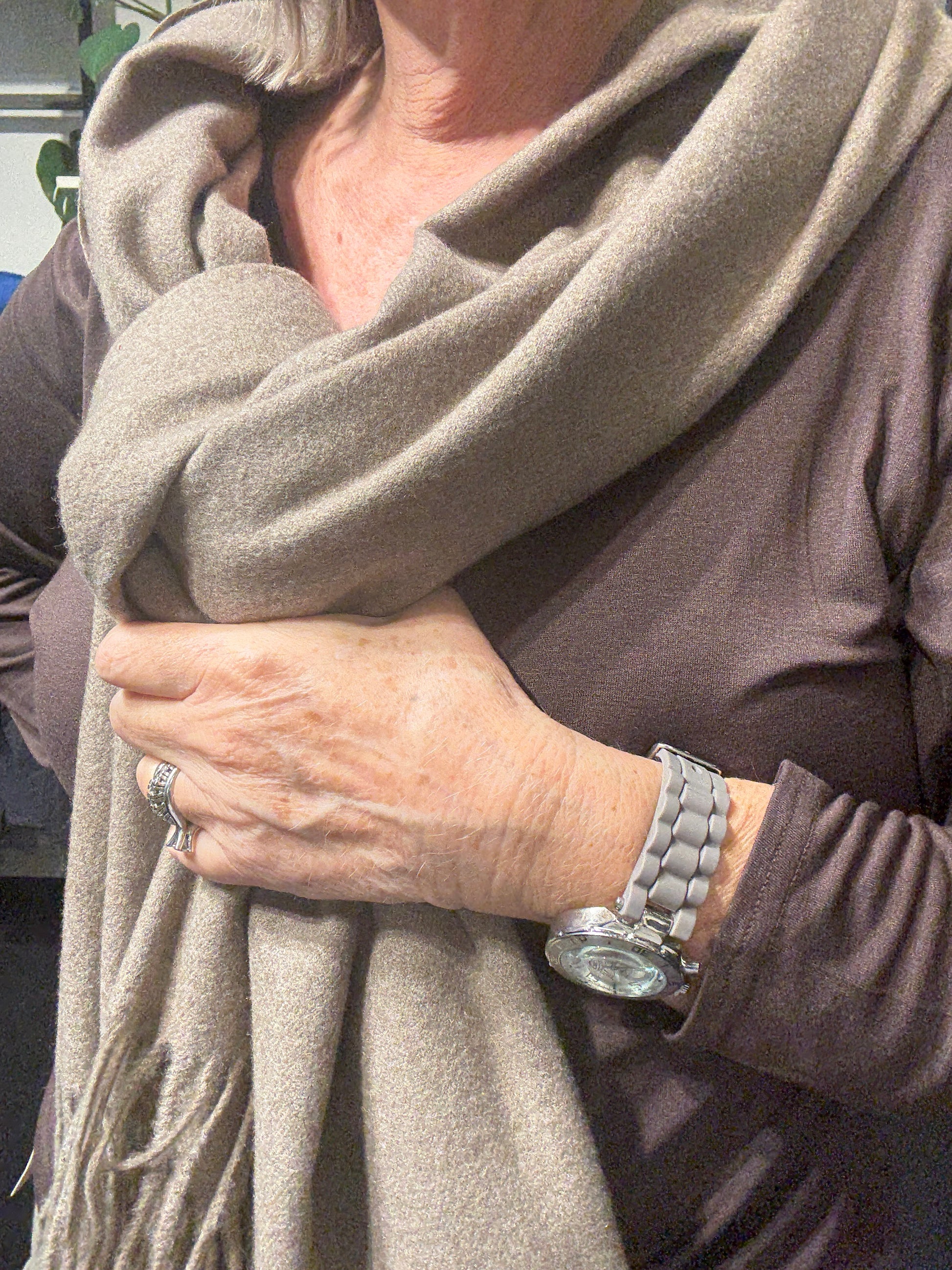 pasmina tørklæde her ses det i taupe men findes i mnge andre farver det er blødt lækker og varmt.