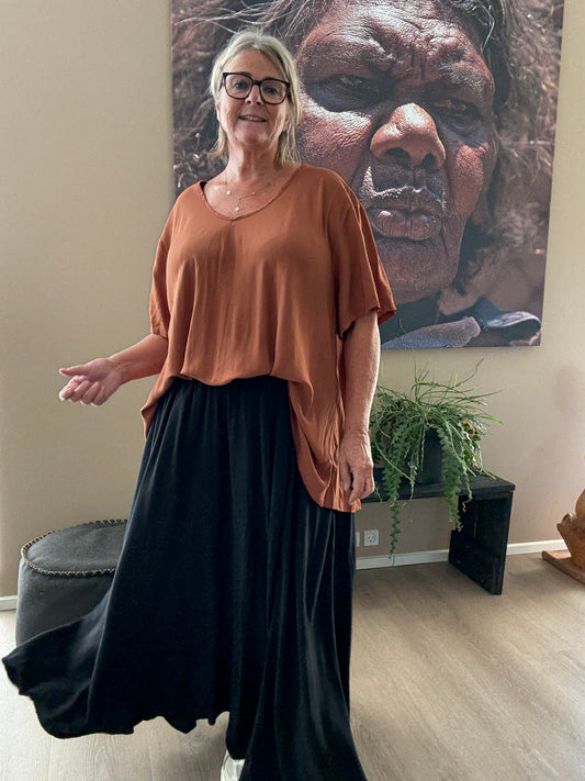 Brun pernille T-shirt sammen med pernille nederdel plussize fra Sigensgaard.dk