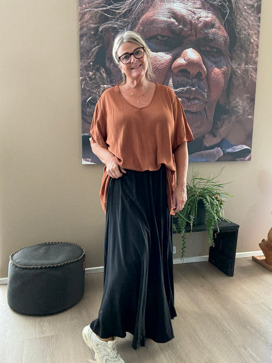 Brun pernille T-shirt sammen med pernille nederdel plussize fra Sigensgaard.dk