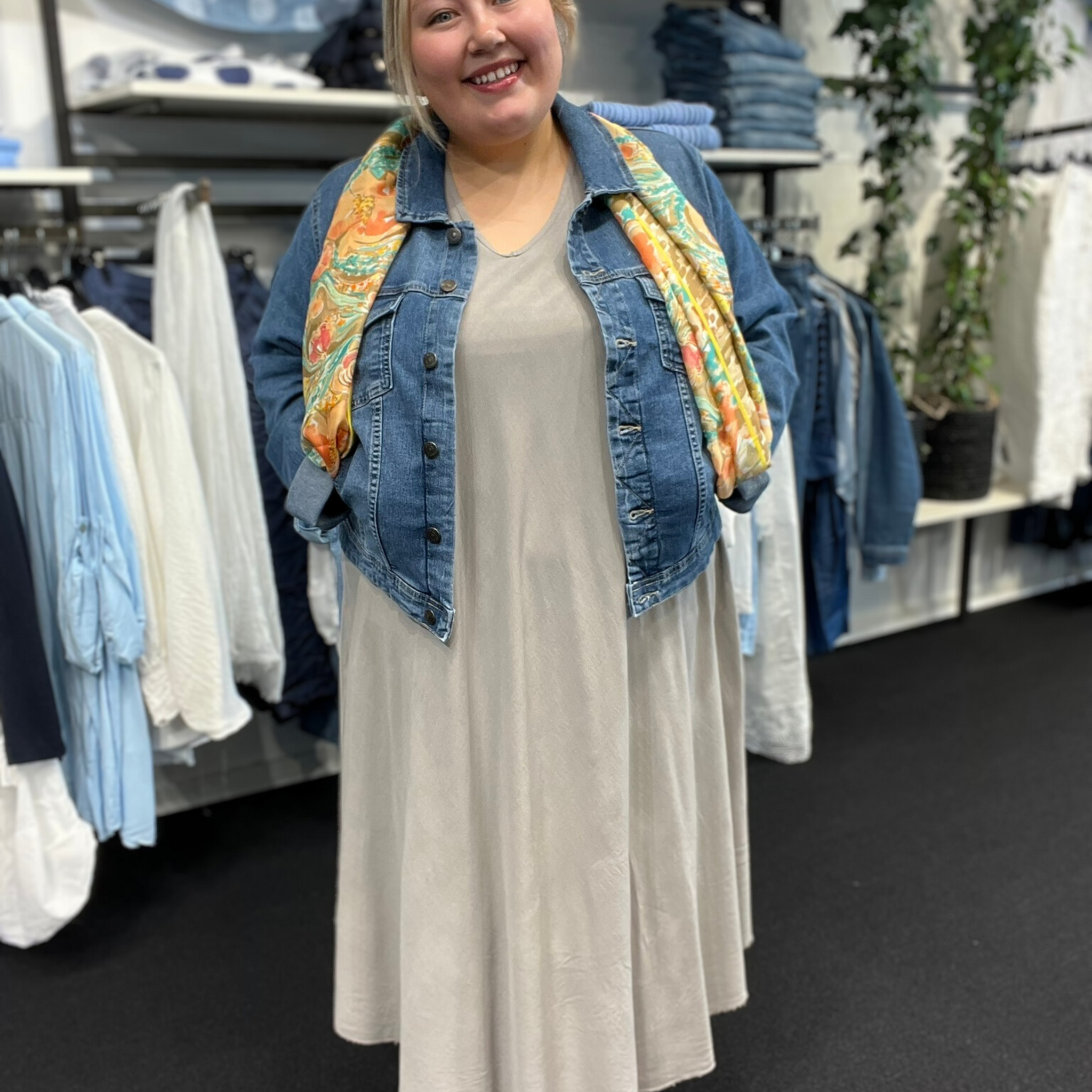Lækker viskose kjole, som er perfekt til plus size pigen, der elsker tøj som kan bruges til både hverdag og fest. Denne kjole kan dresses op og ned alt efter lejlighed. Her ses den i farven sand.