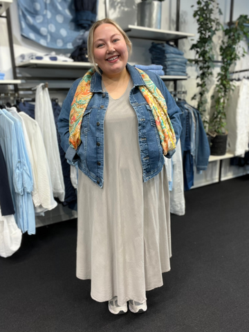 Lækker viskose kjole, som er perfekt til plus size pigen, der elsker tøj som kan bruges til både hverdag og fest. Denne kjole kan dresses op og ned alt efter lejlighed. Her ses den i farven sand.