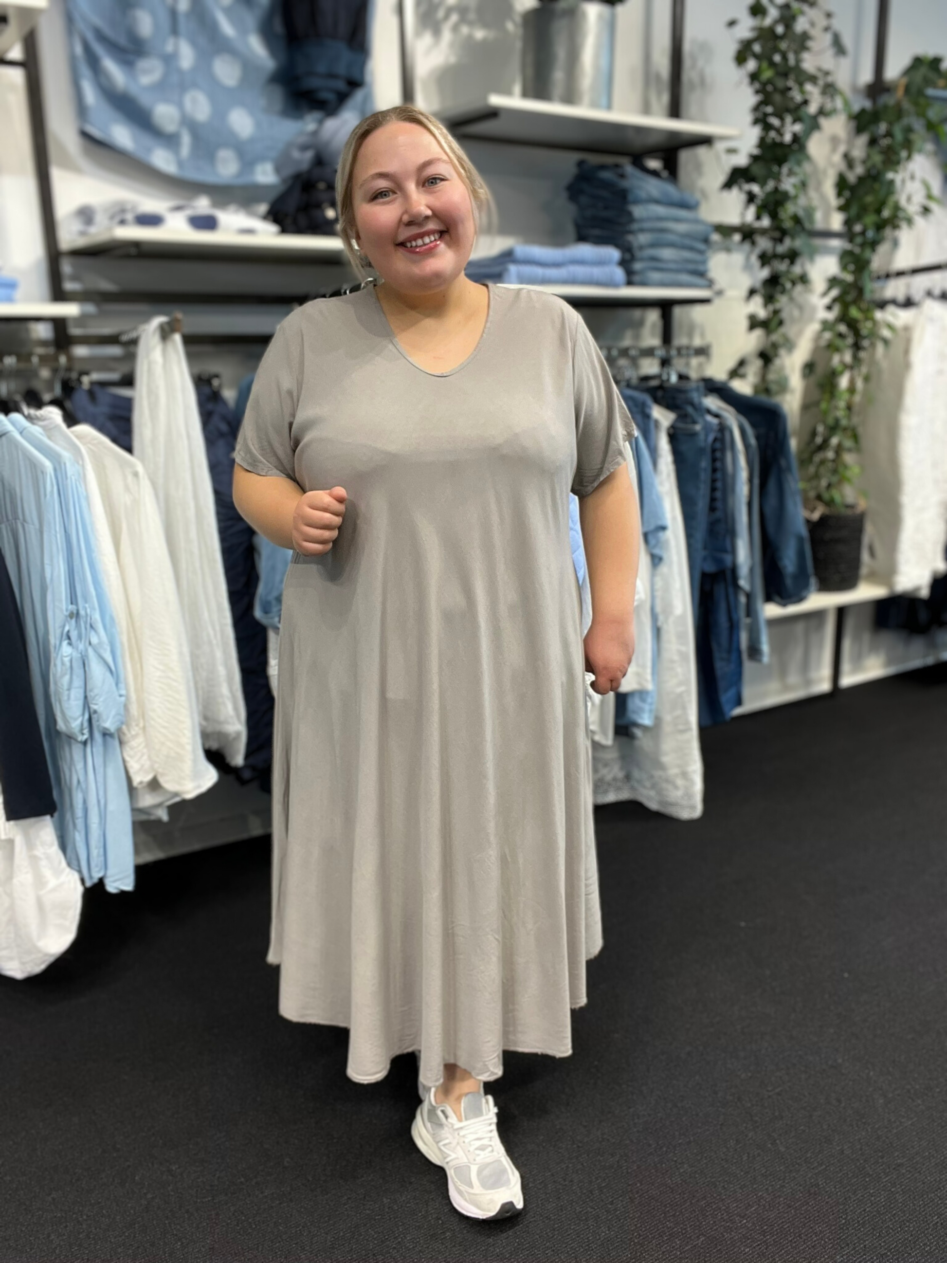 Lækker viskose kjole, som er perfekt til plus size pigen, der elsker tøj som kan bruges til både hverdag og fest. Denne kjole kan dresses op og ned alt efter lejlighed. Her ses den i sand.