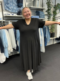Lækker viskose kjole, som er perfekt til plus size pigen, der elsker tøj som kan bruges til både hverdag og fest. Denne kjole kan dresses op og ned alt efter lejlighed. Her ses den i sort.