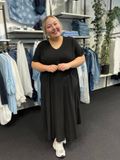 Lækker viskose kjole, som er perfekt til plus size pigen, der elsker tøj som kan bruges til både hverdag og fest. Denne kjole kan dresses op og ned alt efter lejlighed. Her ses den i sort. 