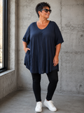 Pernille viskose T-shirt i A-shape med løs og luftig pasform, vist på model der er 168 cm høj og bruger størrelse 46/48. T-shirten er i en mørkebrun nuance og har korte, brede ærmer samt en flatterende V-hals, der giver et afslappet og feminint look. Den falder flot over kroppen og giver god bevægelsesfrihed, hvilket gør den ideel til både hverdag og komfortabel styling.

Billedet er genereret vha. AI-teknologi for at vise t-shirten på en person.