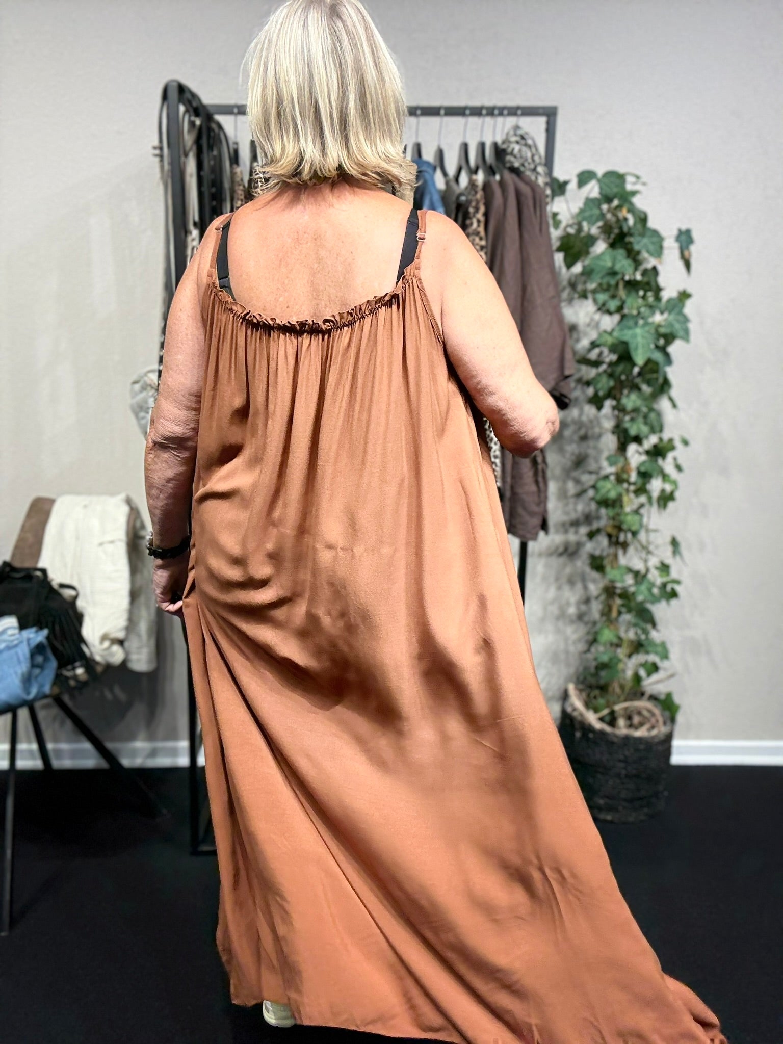 Stropkjole i rust med regulær bar stropper lang og i 100% viskose plussize fra Sigensgaard.dk