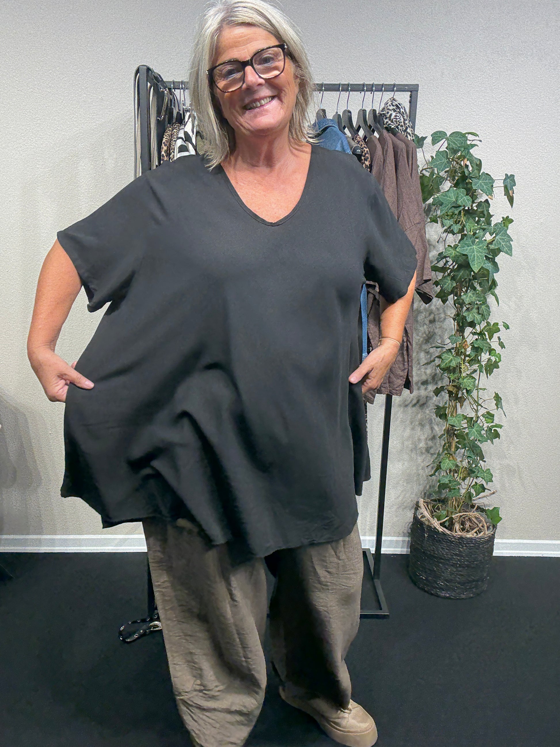 Plussize Tshirt Pernille i sort fra Sigensgaard.dk