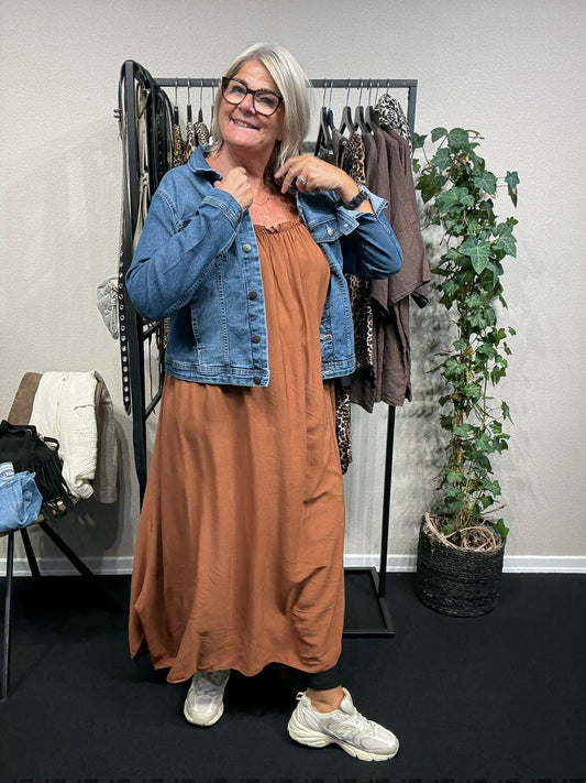 Pernille viskose lang plussize stropkjole i rust Sigensgaard.dk