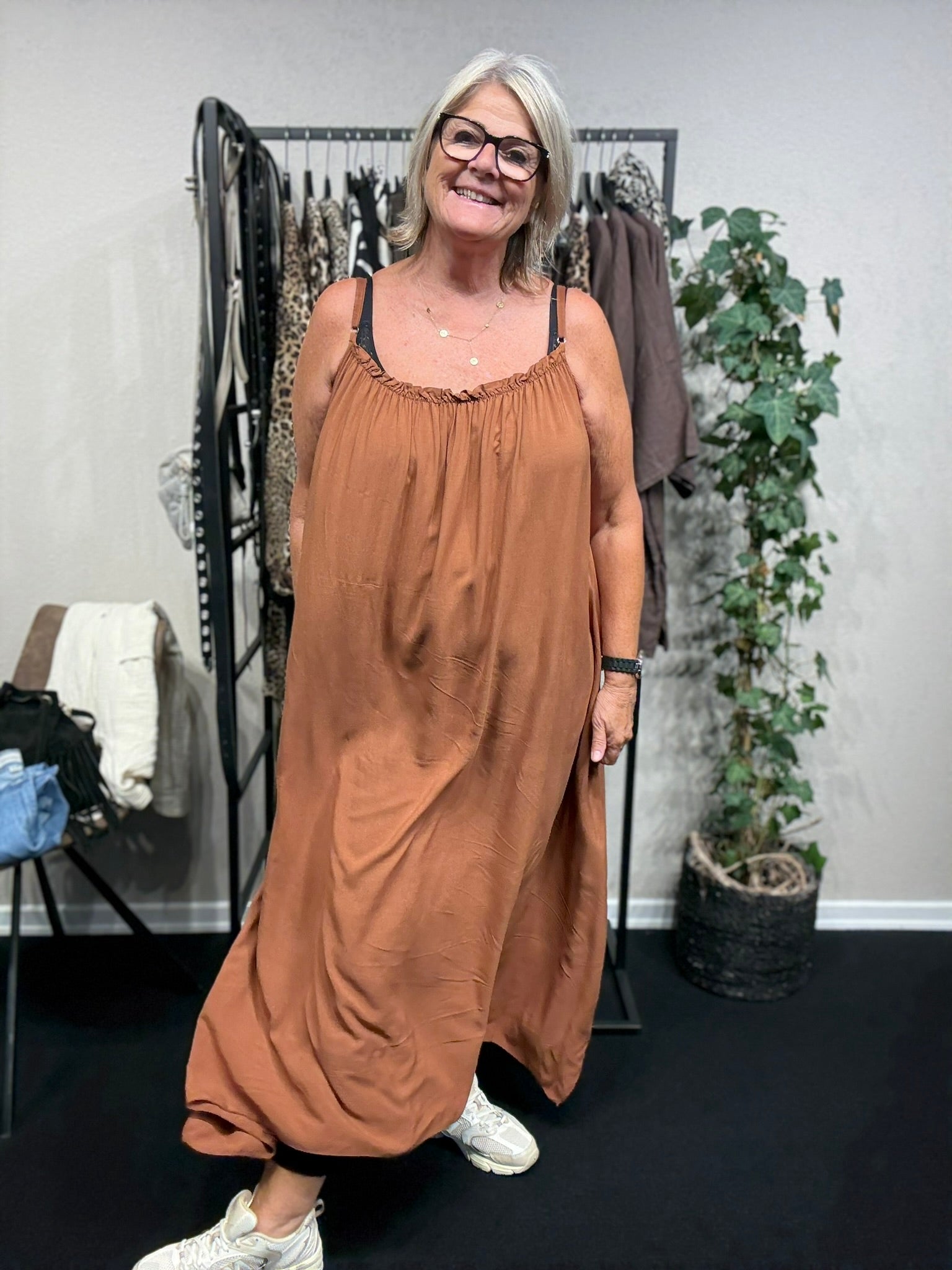 Stropkjole i rust med regulær bar stropper lang og i 100% viskose plussize fra Sigensgaard.dk