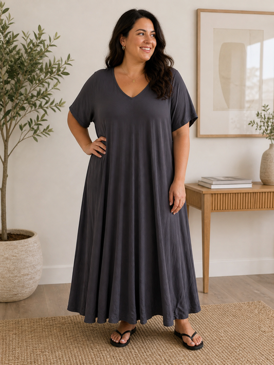 “Pernille plussize viskose kjole i smuk A-facon. Modellen er 168 cm høj og bruger størrelse 46/48. Kjolen har korte ærmer, V-udskæring og et løstsiddende, flatterende fald i mange flotte farver billed er Ai generet