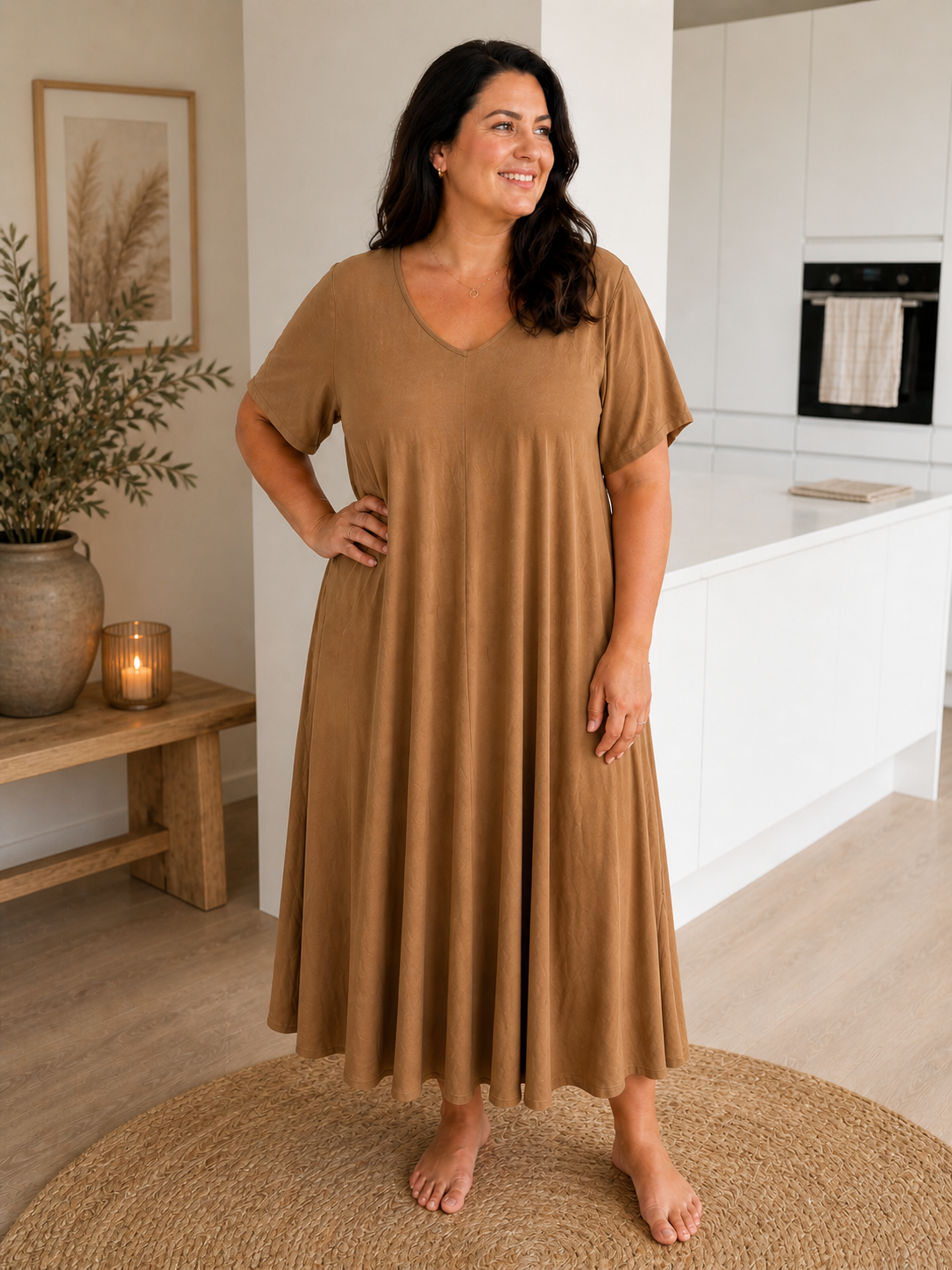 “Pernille plussize viskose kjole i smuk A-facon. Modellen er 168 cm høj og bruger størrelse 46/48. Kjolen har korte ærmer, V-udskæring og et løstsiddende, flatterende fald i mange flotte farver billed er Ai generet