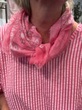 Pia sommer tørklæde i pink fra sigensgaard.dk