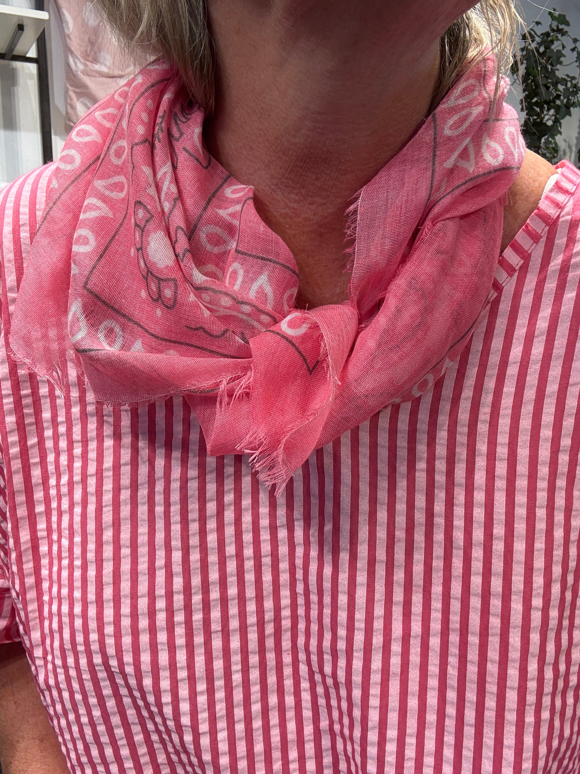 Pia sommer tørklæde i pink fra sigensgaard.dk