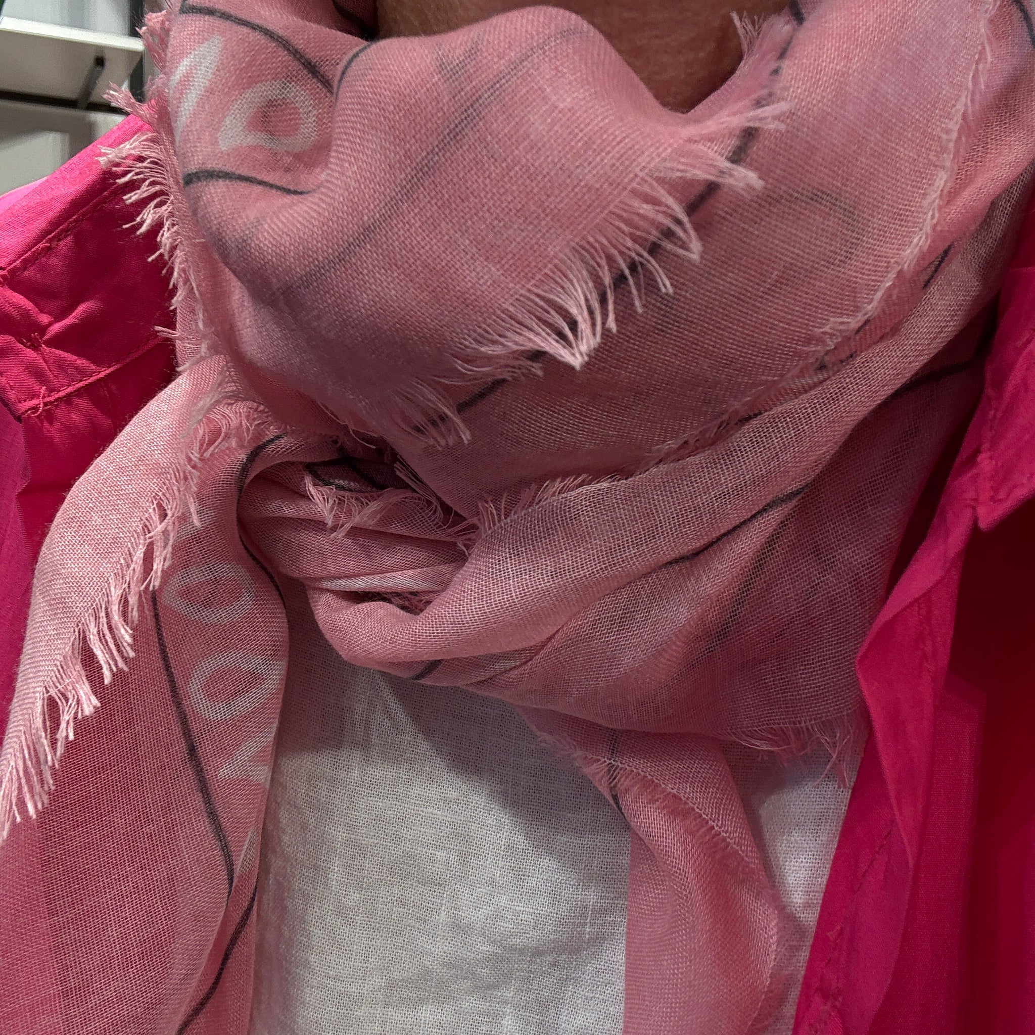 Pia tørklæde i rosa fra sigensgaard.dk