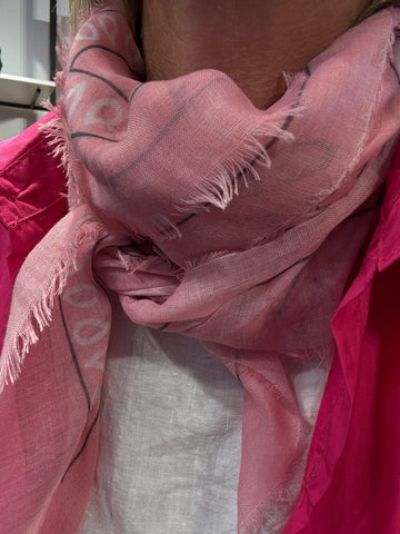 Pia tørklæde i rosa fra sigensgaard.dk