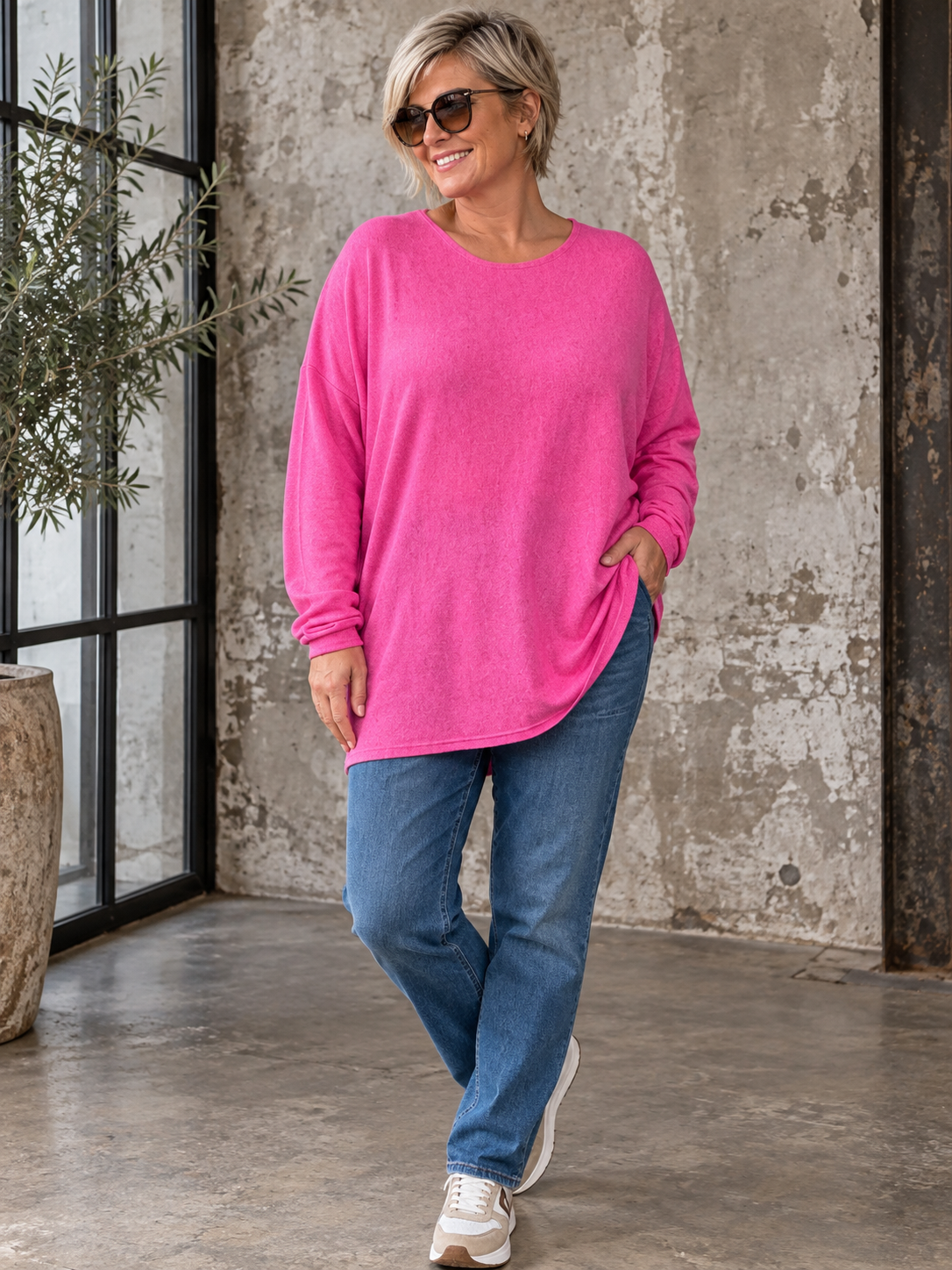 Ebba plussize strik  med rund hals, lange ærmer og løs oversize pasform.  Billedet er AI-genereret.