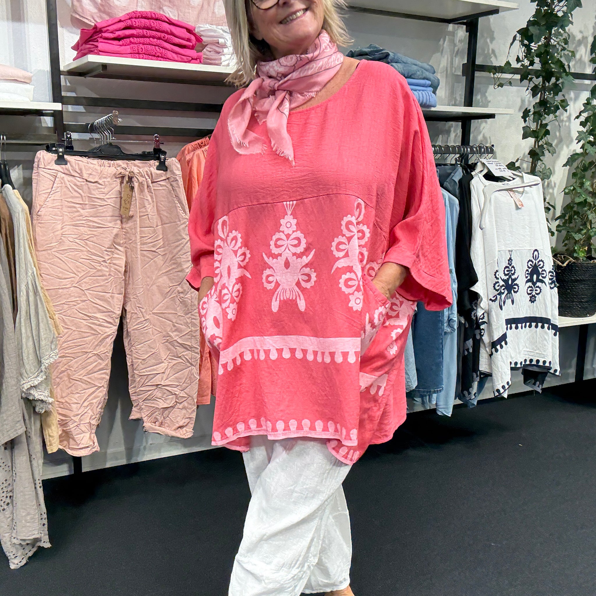 Lækker plus size tunika i viskose. Den har et fantastisk brystmål på 200cm, og så har den to lommer foran, hvor der også er en smukt mønster. Her ses tunikaen i farven pink.