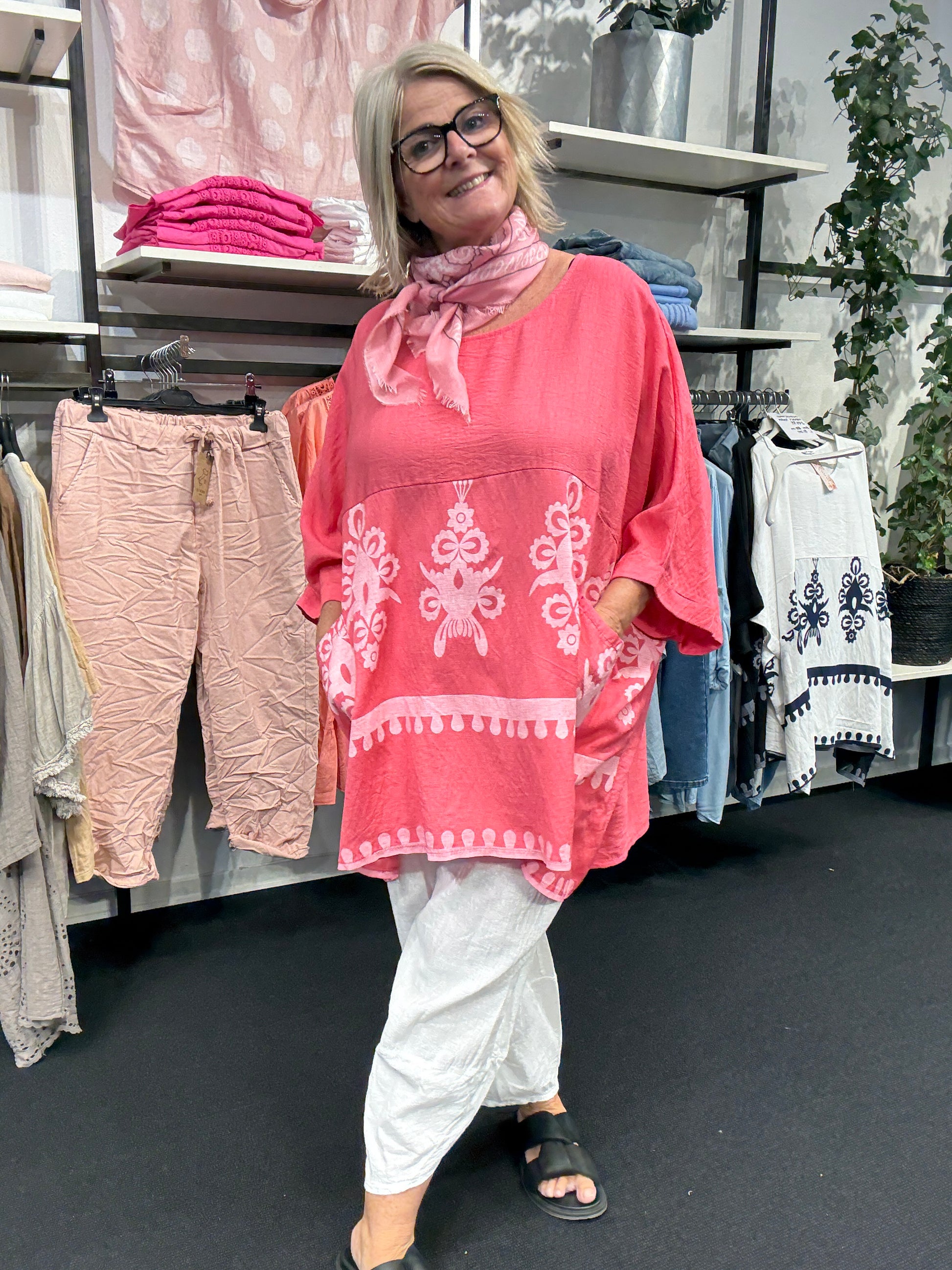 Lækker plus size tunika i viskose. Den har et fantastisk brystmål på 200cm, og så har den to lommer foran, hvor der også er en smukt mønster. Her ses tunikaen i farven pink.
