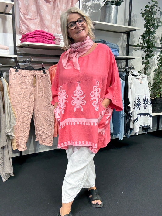 Lækker plus size tunika i viskose. Den har et fantastisk brystmål på 200cm, og så har den to lommer foran, hvor der også er en smukt mønster. Her ses tunikaen i farven pink.