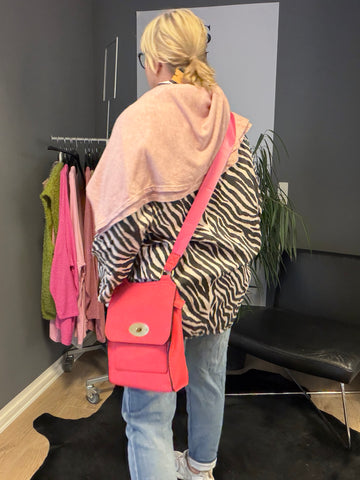 Pink Molly taske i glat materiale med justerbar skulderrem