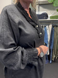 Hanna hør skjorten er den lækreste plus size skjorte, som fås i flere farver og størrelser. Her ses den i farven sort. 