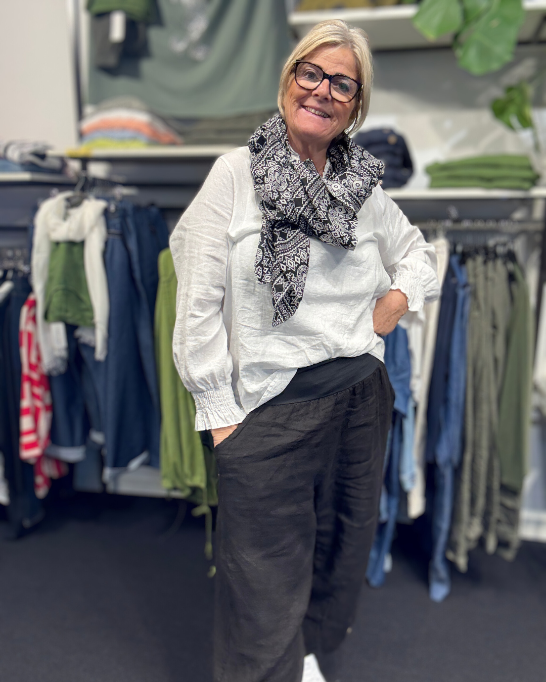 Hanna hør skjorten er en af vores bestsellers, sammen med Hulda hør buksen, her i farven sort. Et plus size sæt som du vil elske. 