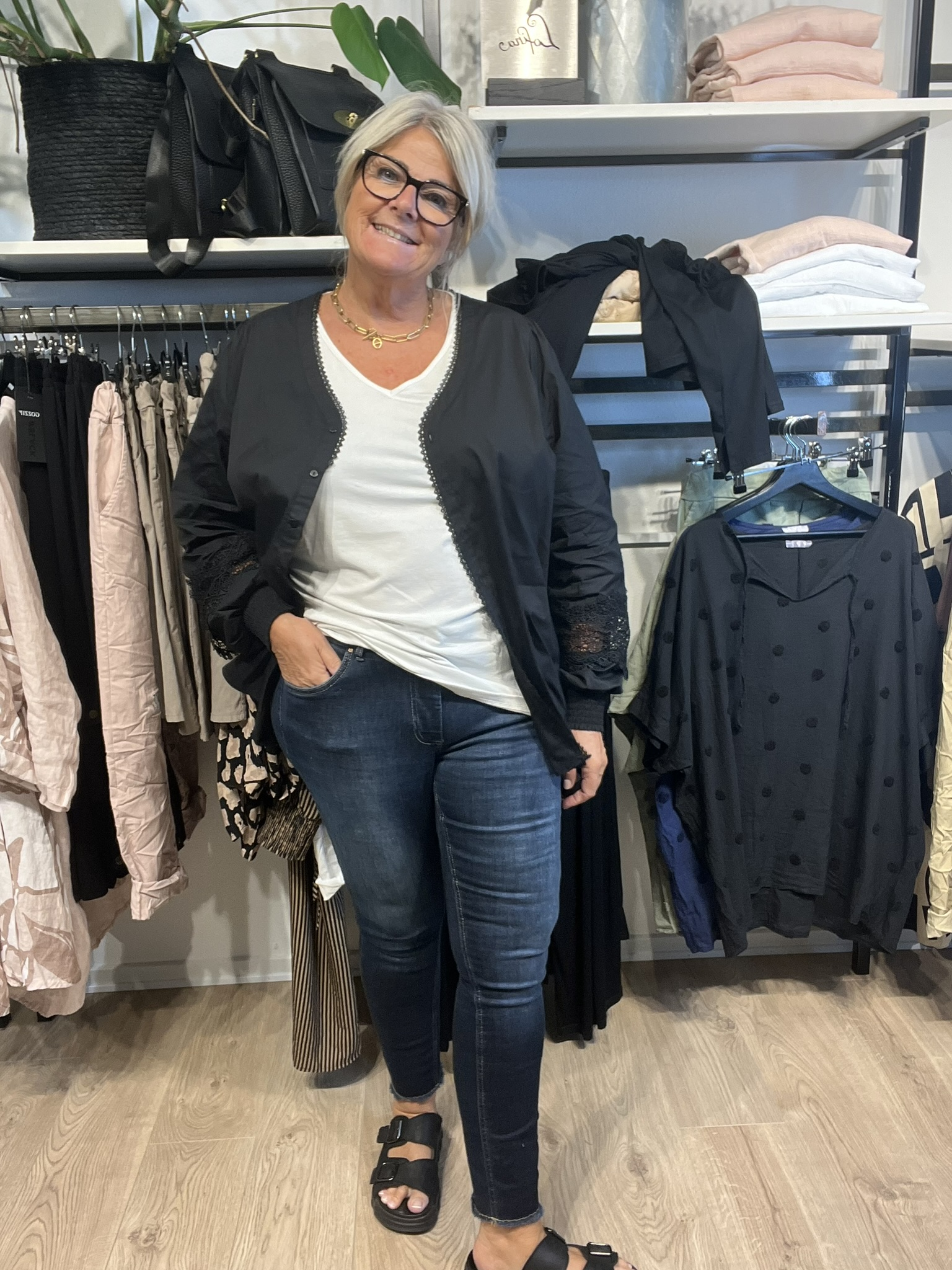 Carwilly fra Only Carmakoma er den perfekte plus size jeans, som er fantastisk året rundt. Den har fryns forneden, og så er den i den smukkeste blå denimfarve.