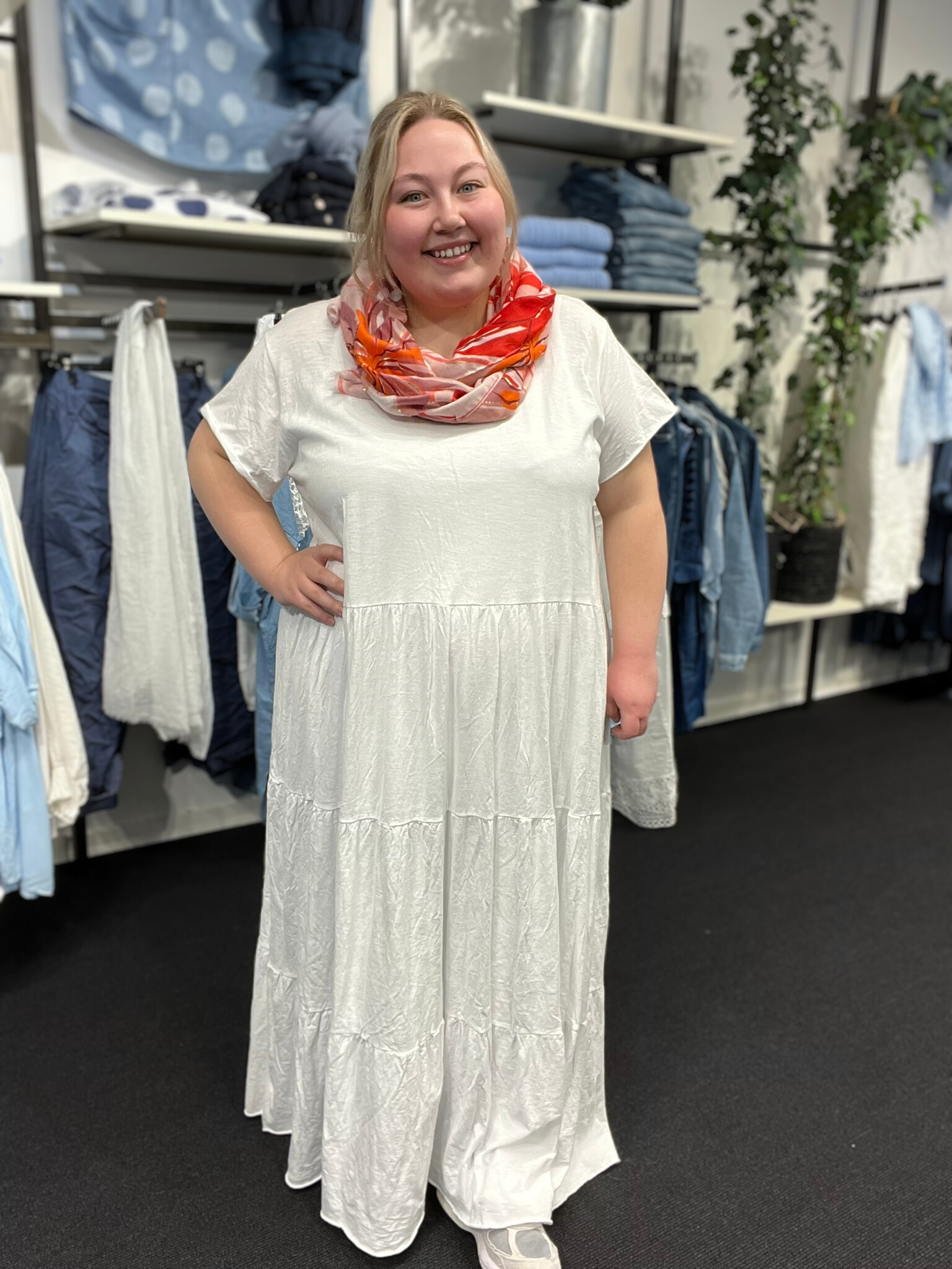 Lækker og lang bomuldskjole som er perfekt til plus size kvinden som leder efter en kjole der er alsidig. Den er fantastisk året rundt, men specielt i foråret og sommeren. Her ses den i grøn.