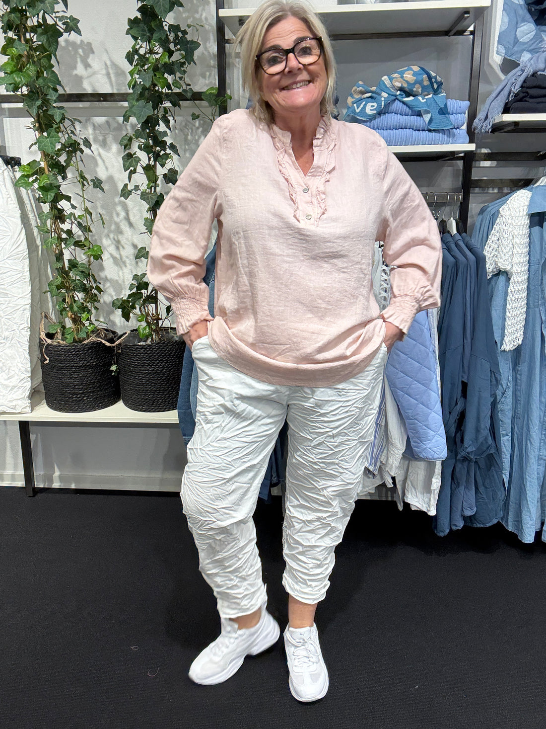 Hanna hør skjorten er den lækreste plus size plus size skjorte, som fås i flere farver og størrelser. Her er de sat til Hulda hør stunpebuksen i hvid.