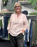 Hanna hør skjorten er den lækreste plus size plus size skjorte, som fås i flere farver og størrelser. her er de sat sammen med Hulda hør buksen, som er let og tynd. 