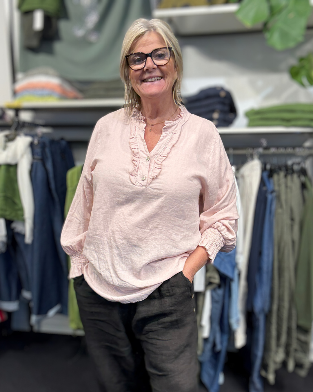 Hanna hør skjorten er den lækreste plus size plus size skjorte, som fås i flere farver og størrelser. her er de sat sammen med Hulda hør buksen, som er let og tynd. 