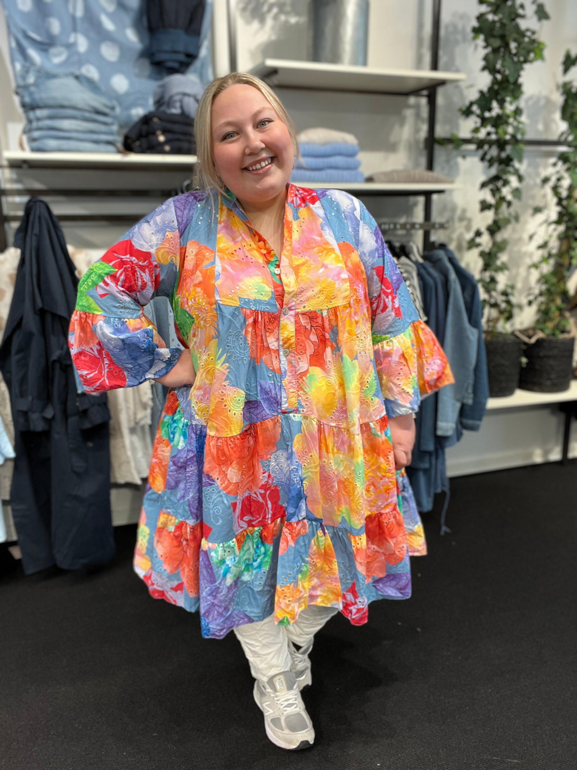Plus size color tunikaen fra Sigensgaard, er i de smukkeste farver, som er perfekt til foråret og sommeren. Den er i en skøn a-facon som du vil elske. 