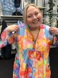 Plus size color tunikaen fra Sigensgaard, er i de smukkeste farver, som er perfekt til foråret og sommeren. Den er i en skøn a-facon som du vil elske. 