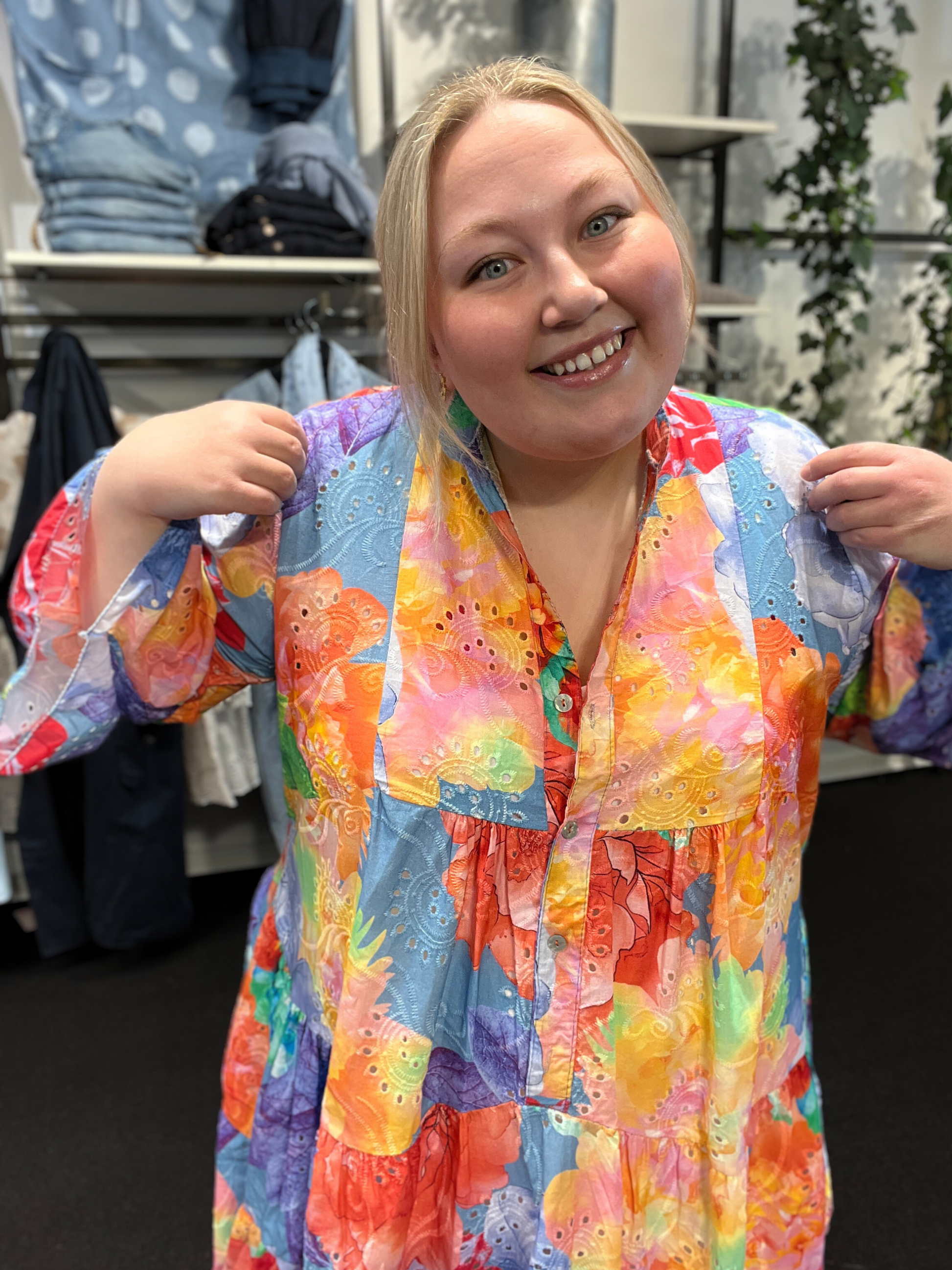 Plus size color tunikaen fra Sigensgaard, er i de smukkeste farver, som er perfekt til foråret og sommeren. Den er i en skøn a-facon som du vil elske. 