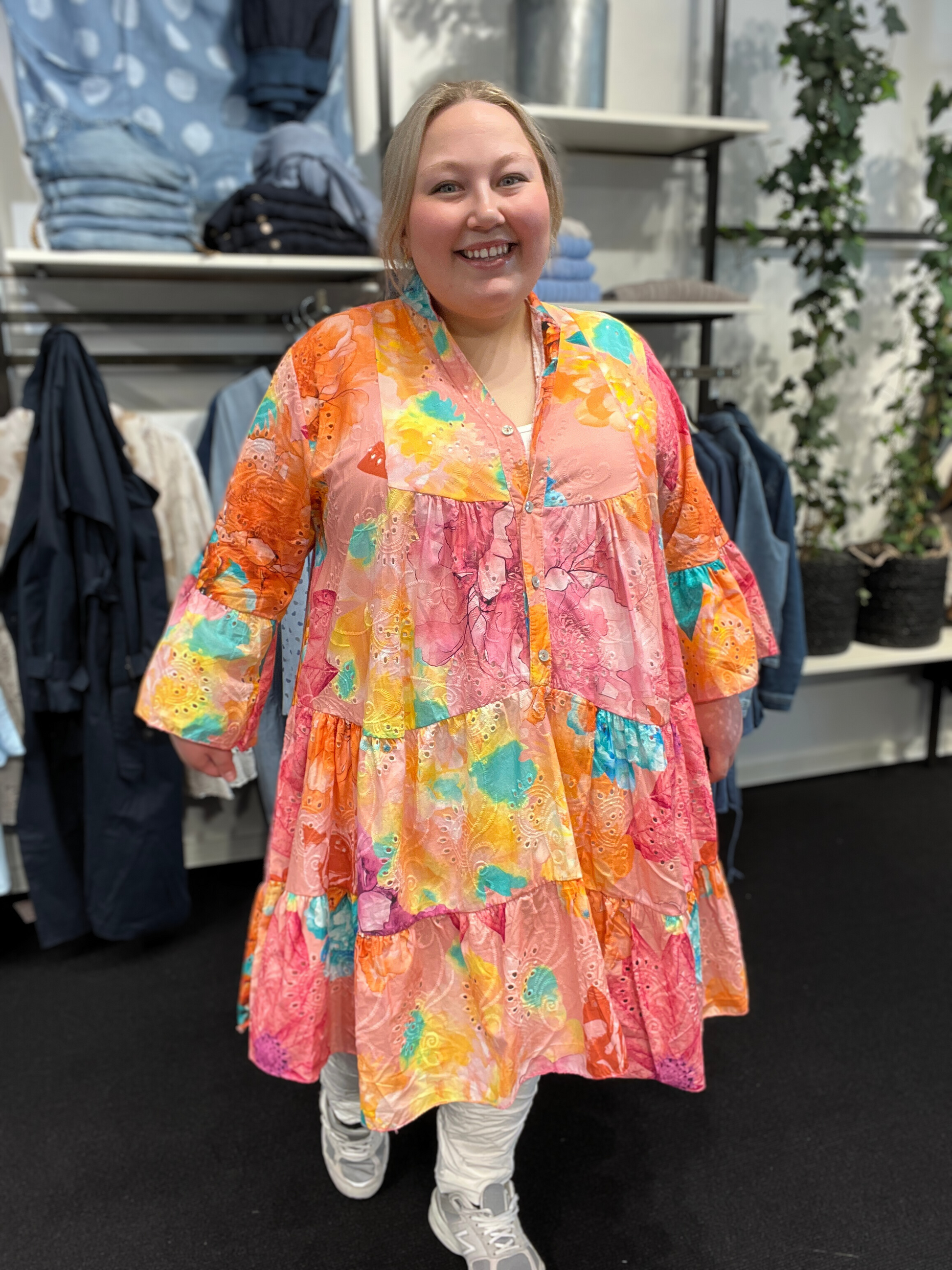 Plus size color tunikaen fra Sigensgaard, er i de smukkeste farver, som er perfekt til foråret og sommeren. Den er i en skøn a-facon som du vil elske. 