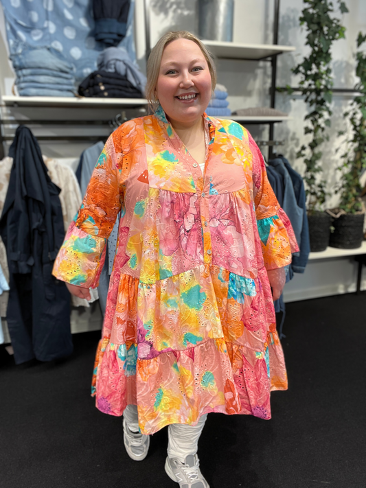 Plus size color tunikaen fra Sigensgaard, er i de smukkeste farver, som er perfekt til foråret og sommeren. Den er i en skøn a-facon som du vil elske. 