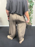 Bine bukser er 7/8 del lang lommer og smart look plussize bukser fra Sigensgaard.dk denne er brun.

